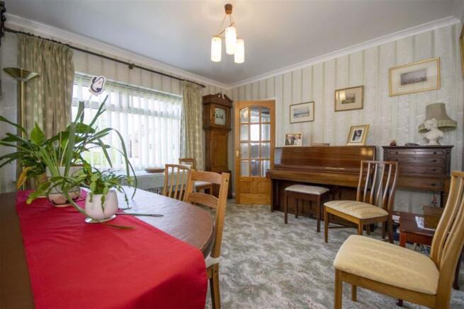 DINING/SITTING ROOM