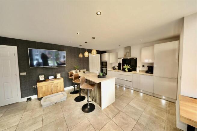 4 bed Detached for sale Image 8
