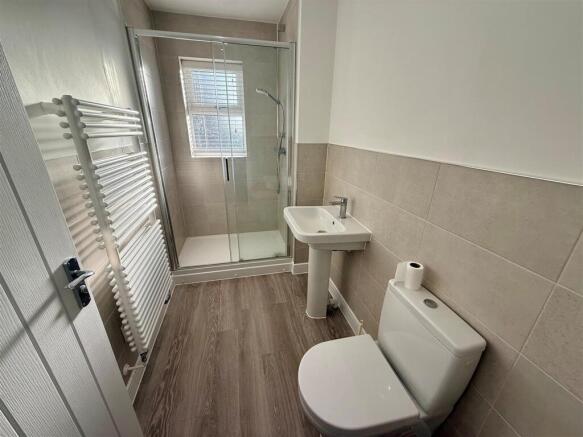 17 Foxglove Ensuite.jpg