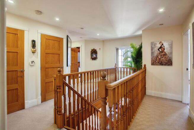 5 bed Detached for sale Image 10