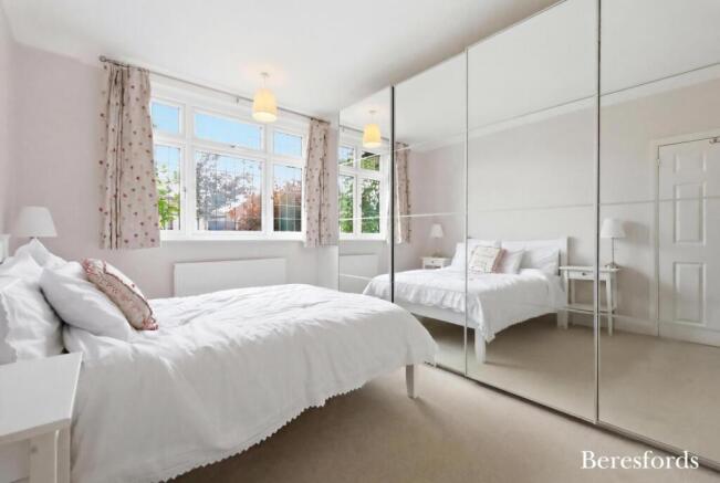 Woodhall Crescent, Hornchurch, RM11 photo 4