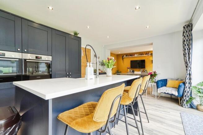 5 bed Detached for sale in pudsey