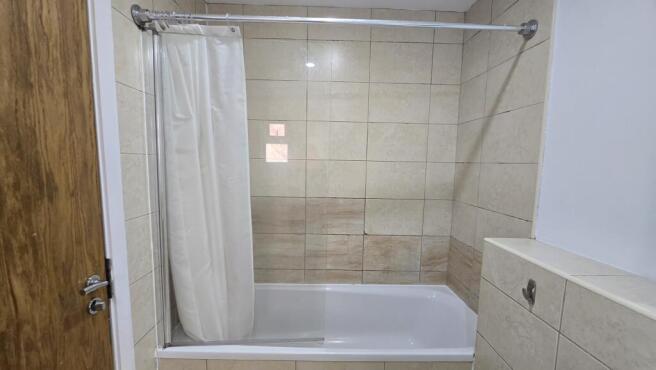3 bed Apartment to rent Image 11