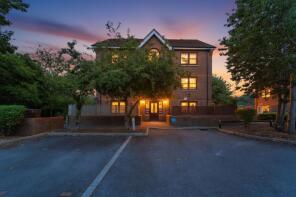 Flat 4, Pentagon House, Warren Close, Hayes UB4 0XU