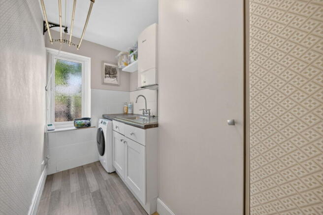 5 bed Detached for sale Image 7
