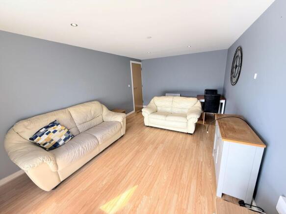 2 bed Flat to rent Image 8