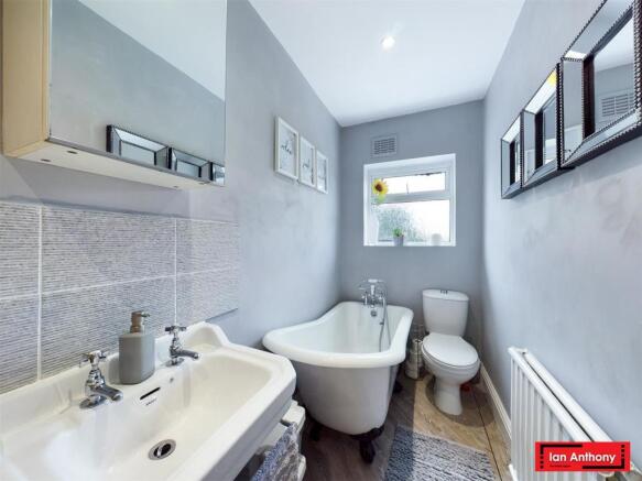 FAMILY BATHROOM