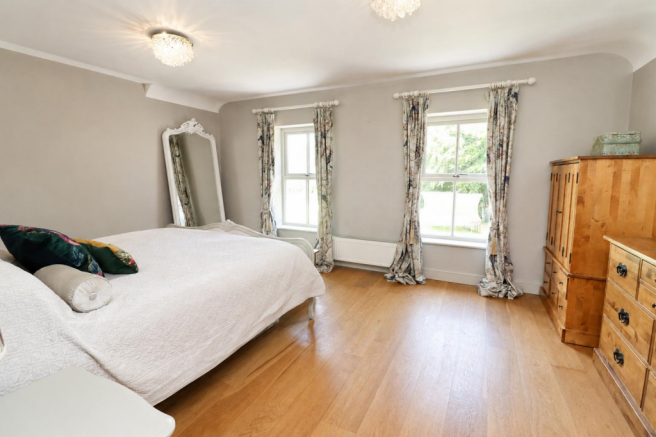 4 bed Detached for sale Image 8
