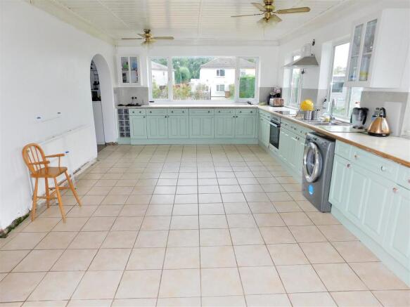 KITCHEN DINER 3.JPG