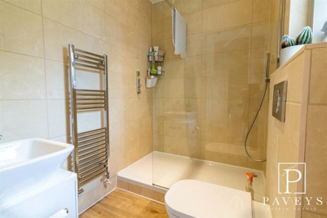 CLOAKROOM/SHOWER ROOM
