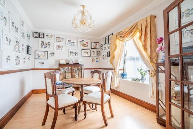5 bed Detached for sale Image 7