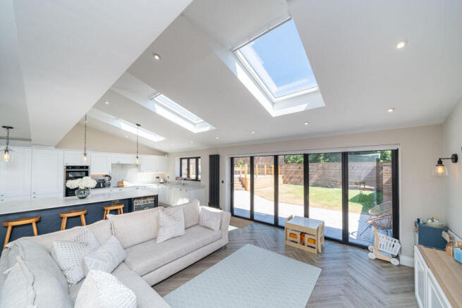 OPEN-PLAN KITCHEN/DINING/SITTING