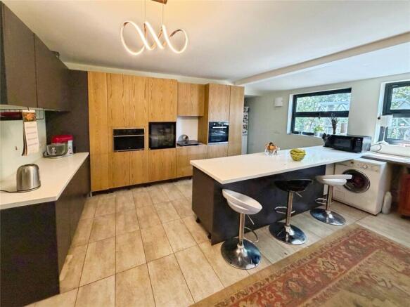 5 bed Detached for sale Image 6