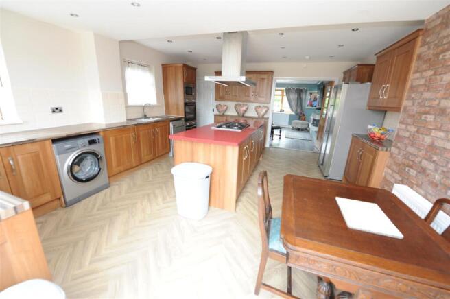 5 bed Semi-Detached for sale Image 4
