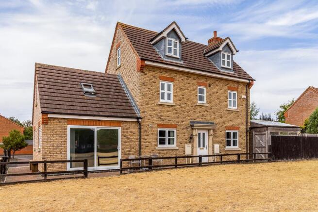 12 Livingstone Drive (Spalding)-5.jpg