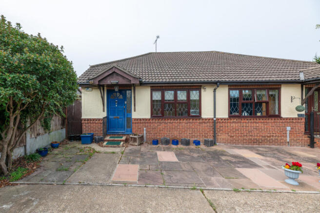 2-bed semi-detached on Kingsway Mews, Westcliff-on-sea, SS0 9, £325,000