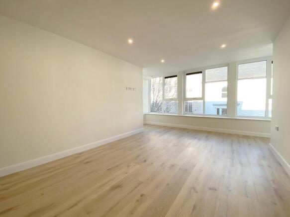 2 bed Flat for sale Image 4
