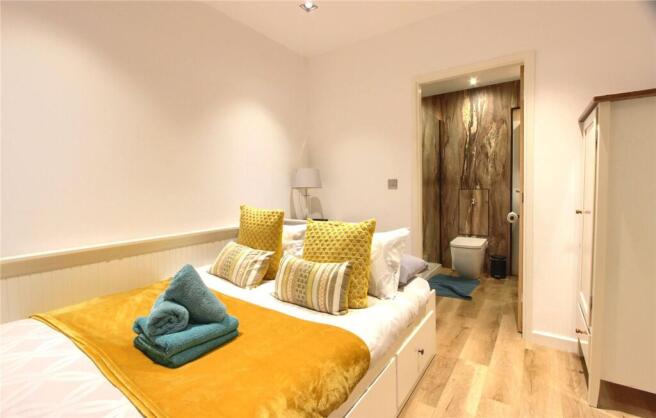 4 bed Apartment for sale Image 11