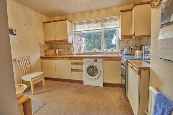 L shaped kitchen to rear