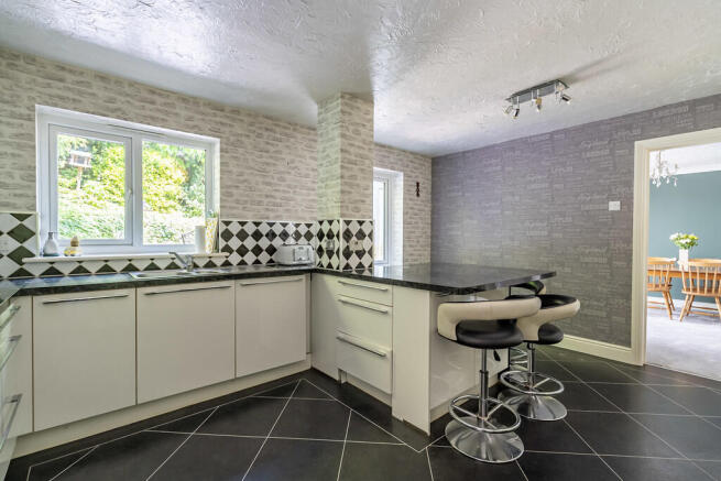 4 bed Detached for sale Image 11
