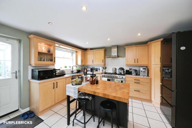 5 bed Detached for sale Image 9