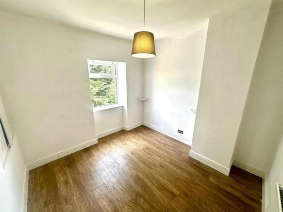 2 bed Terraced to rent Image 5