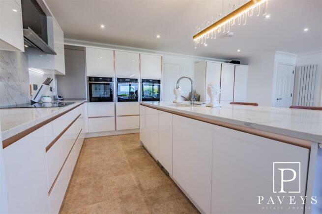 KITCHEN & DINING FAMILY ROOM