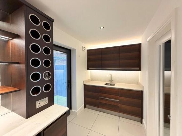 5 bed Detached to rent Image 12