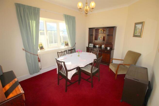St Leonards Road West, 18, dining room.JPG
