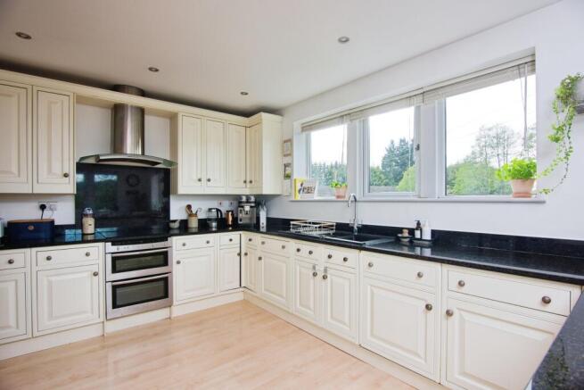 4 bed Detached for sale Image 6