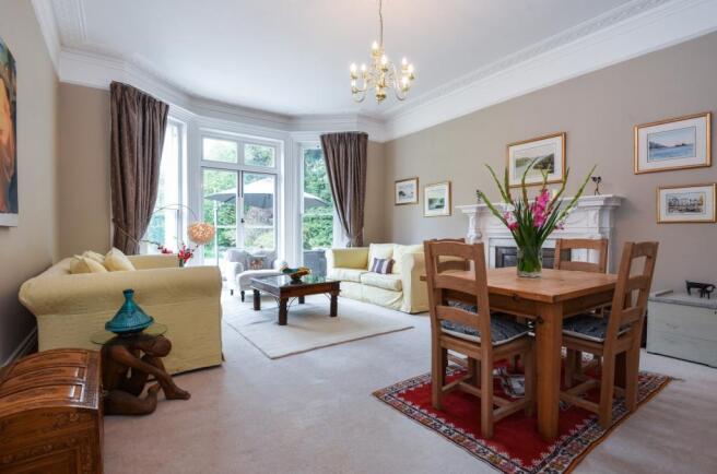 Sitting/dining room