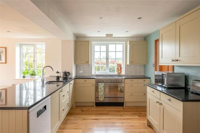4 bed Detached for sale Image 11