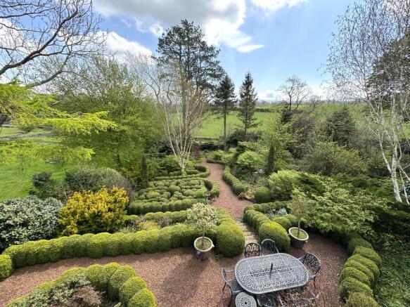 6 bed Detached for sale Image 10