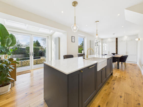 CAM05627G0-PR0027-STILL010