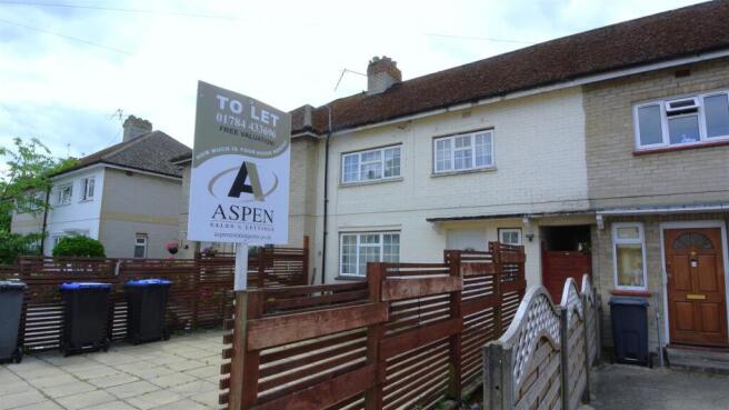 15 Almond Close - EXT Shot.JPG