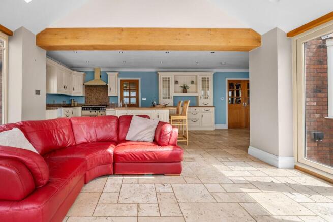5 bed Detached for sale Image 4