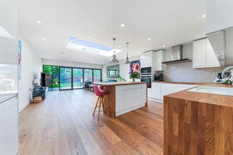 Hillcross Avenue, Morden