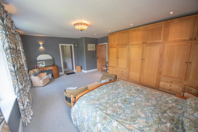 4 bed Detached for sale Image 9