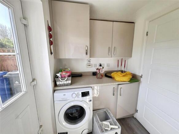 4 bed Detached to rent Image 8
