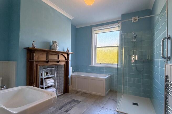 5 bed Detached for sale Image 11