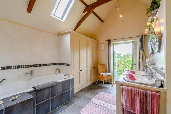 8433227-interior23.jpg
