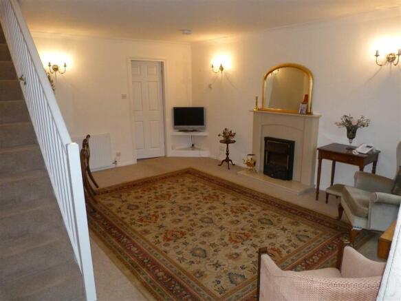 LOUNGE/DINING ROOM
