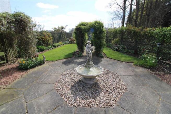 LANDSCAPED REAR GARDEN