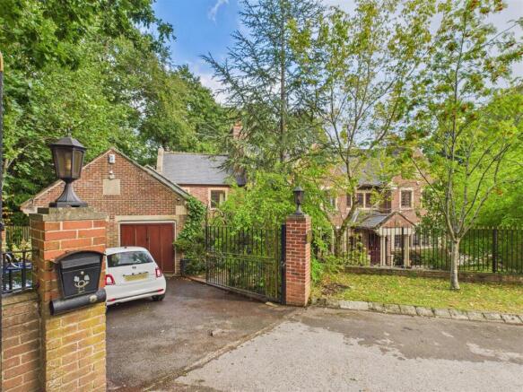 5 bed Detached for sale Image 7