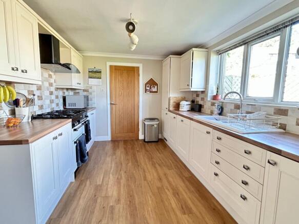4 bed Detached for sale Image 5