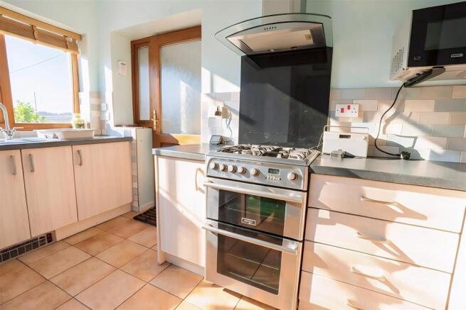 3 bed Semi-Detached for sale Image 10