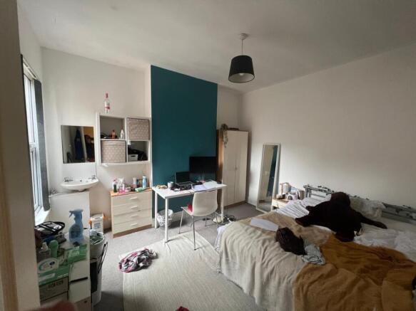 Bright, well-kept double bedroom with a comfort...