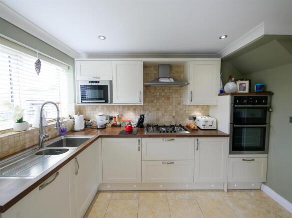 Kitchen/ Dining Room