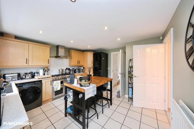 5 bed Detached for sale Image 7