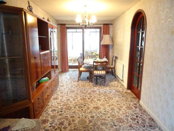 L-Shaped Living Room/Diner